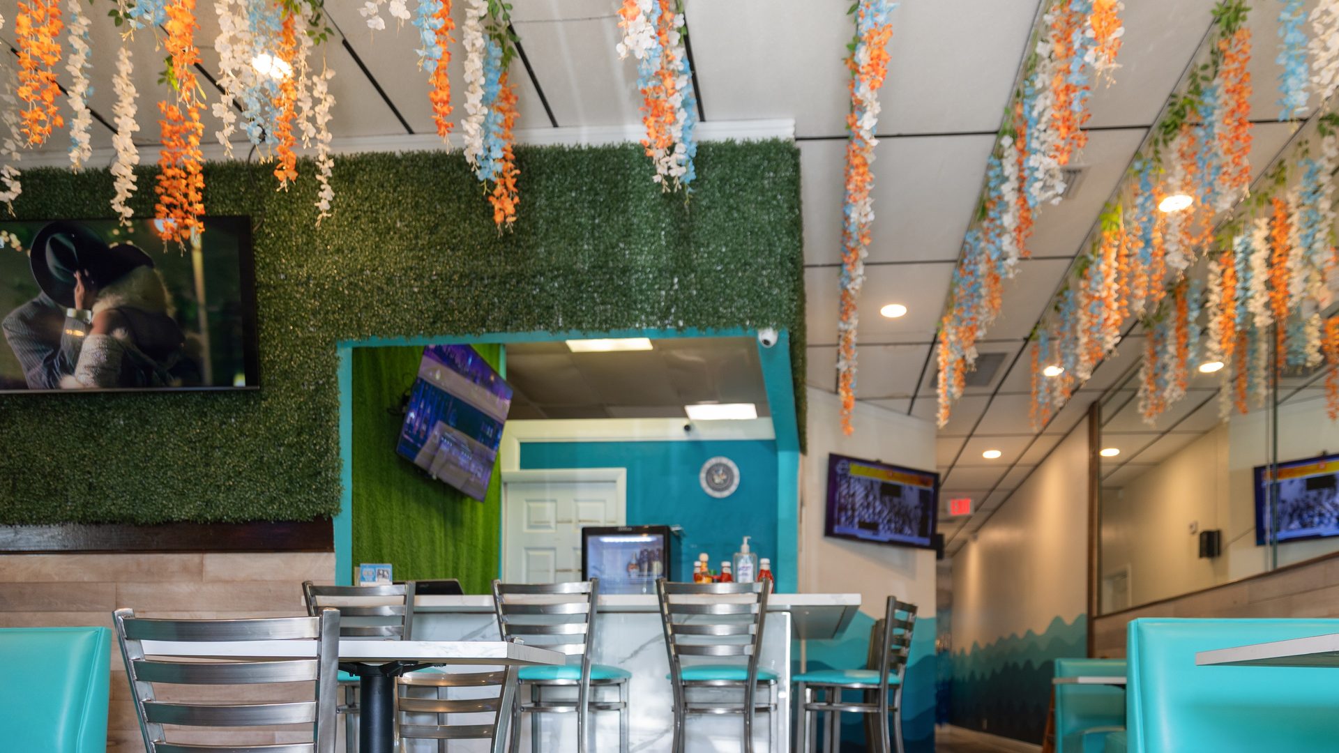 Turquoise Booths, Warm Welcome