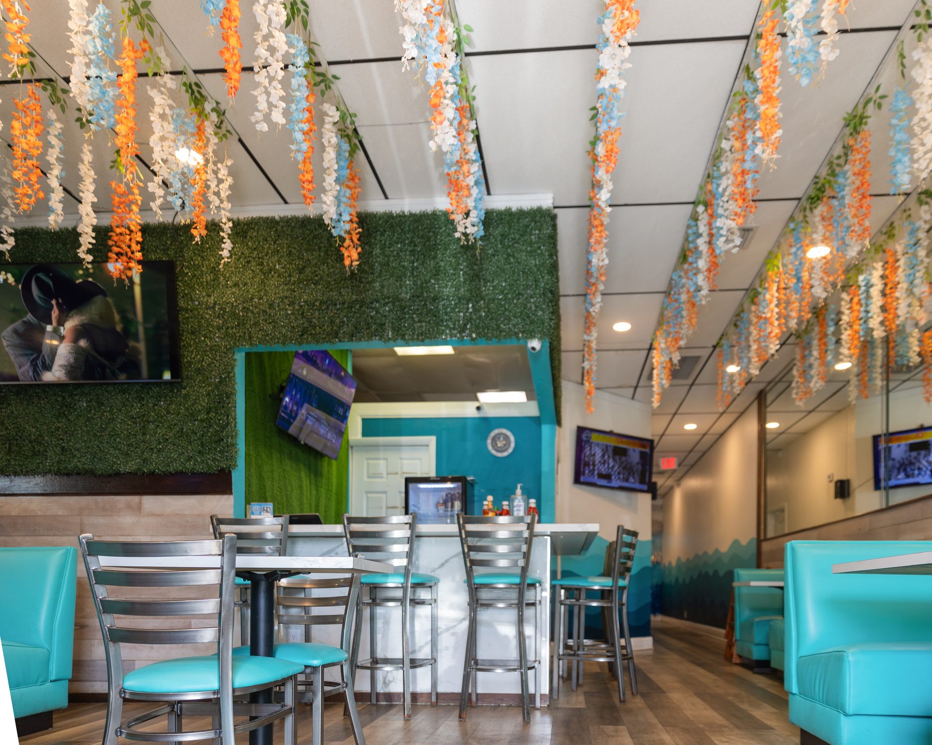 Turquoise Booths, Warm Welcome